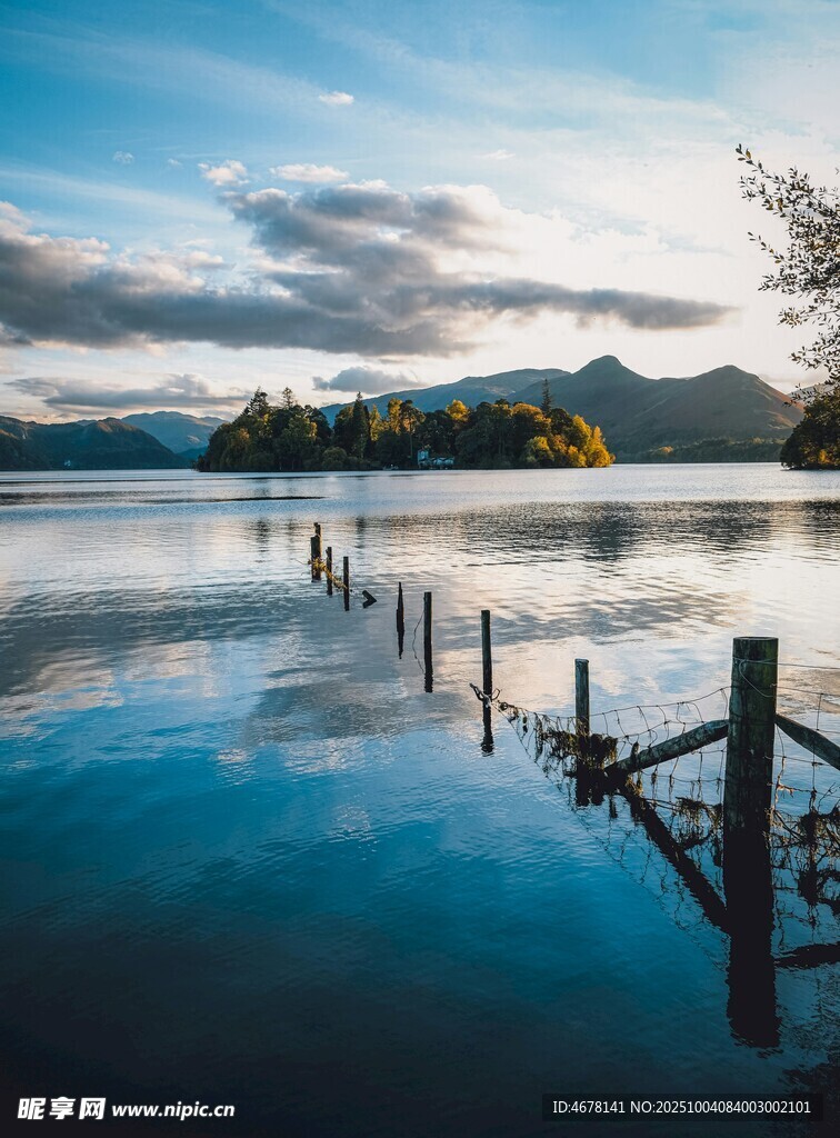 寧靜湖畔的木樁倒影美景