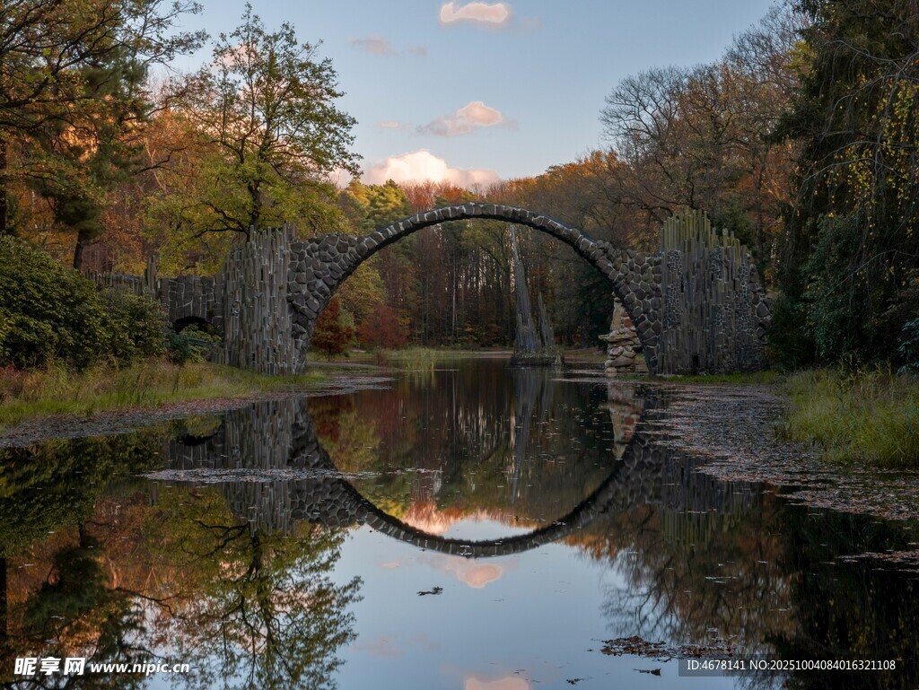 湖畔古橋映景