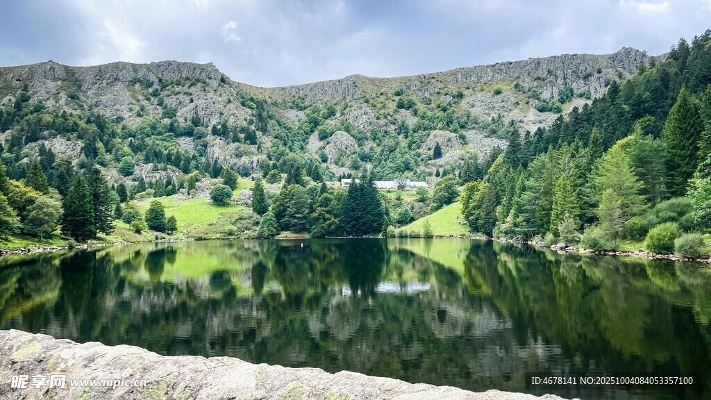 山間靜謐湖景綠意盎然