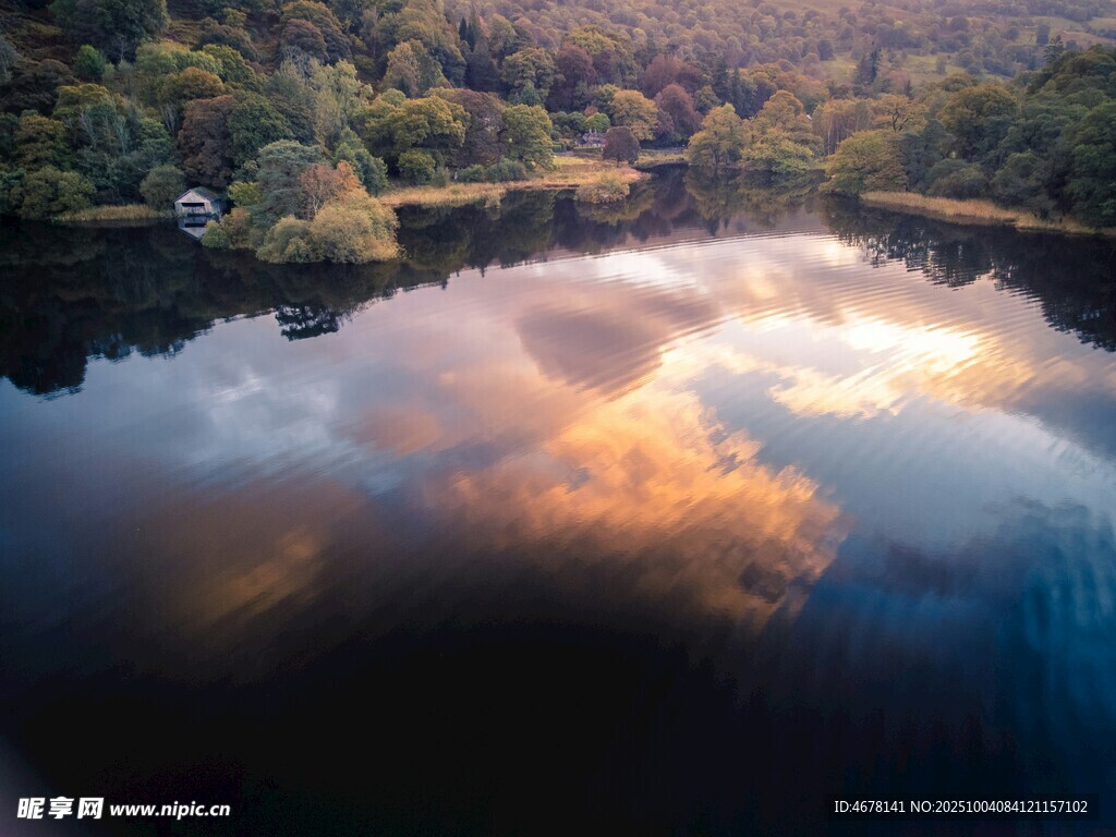 湖畔絕美天空倒影景觀