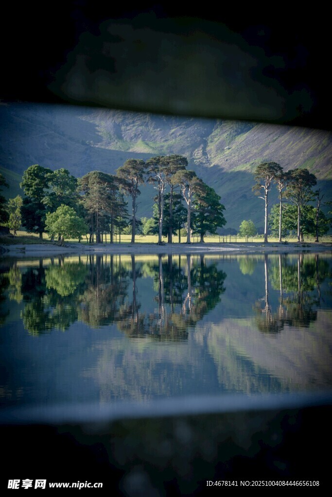透過車窗看靜謐湖景