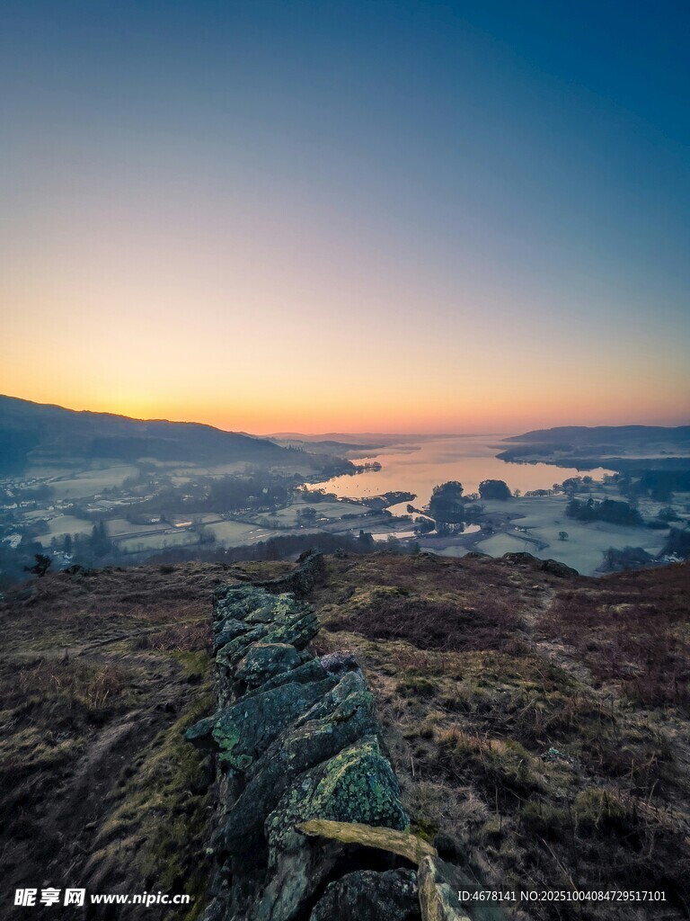 日出時分的山間與遠方湖景