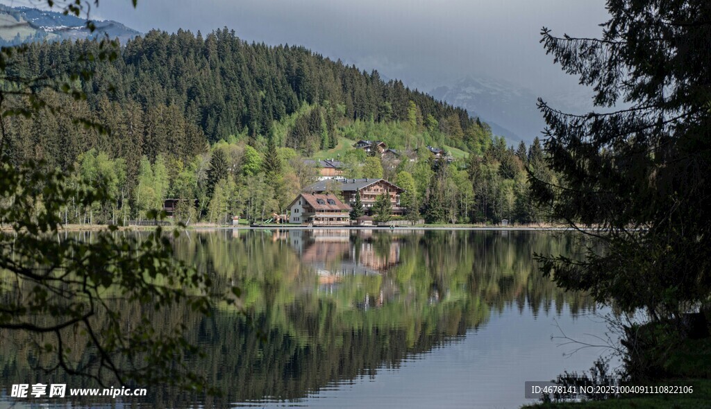 湖畔山林美景倒影如畫