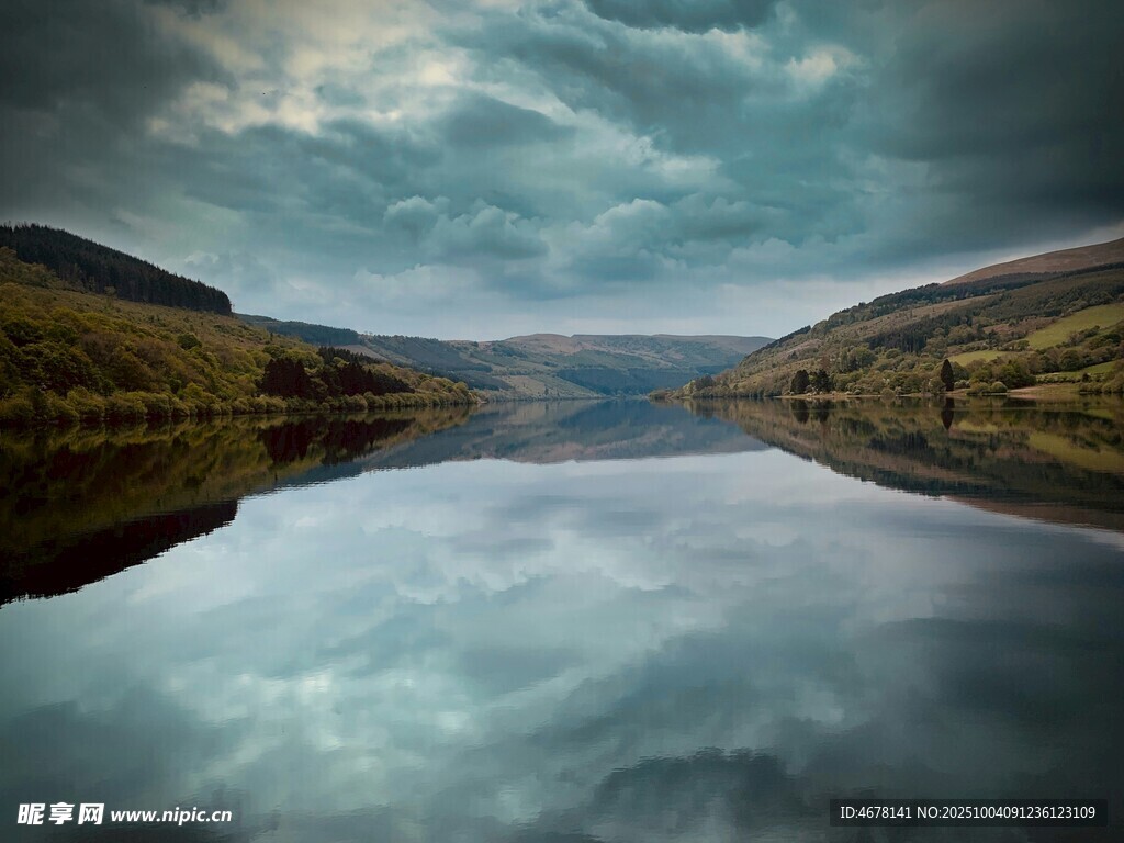 寧靜山水倒影如畫美景