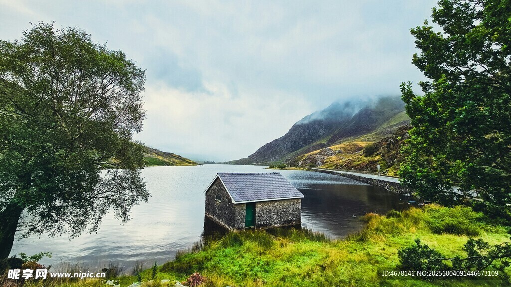 湖畔小屋自然靜謐之景