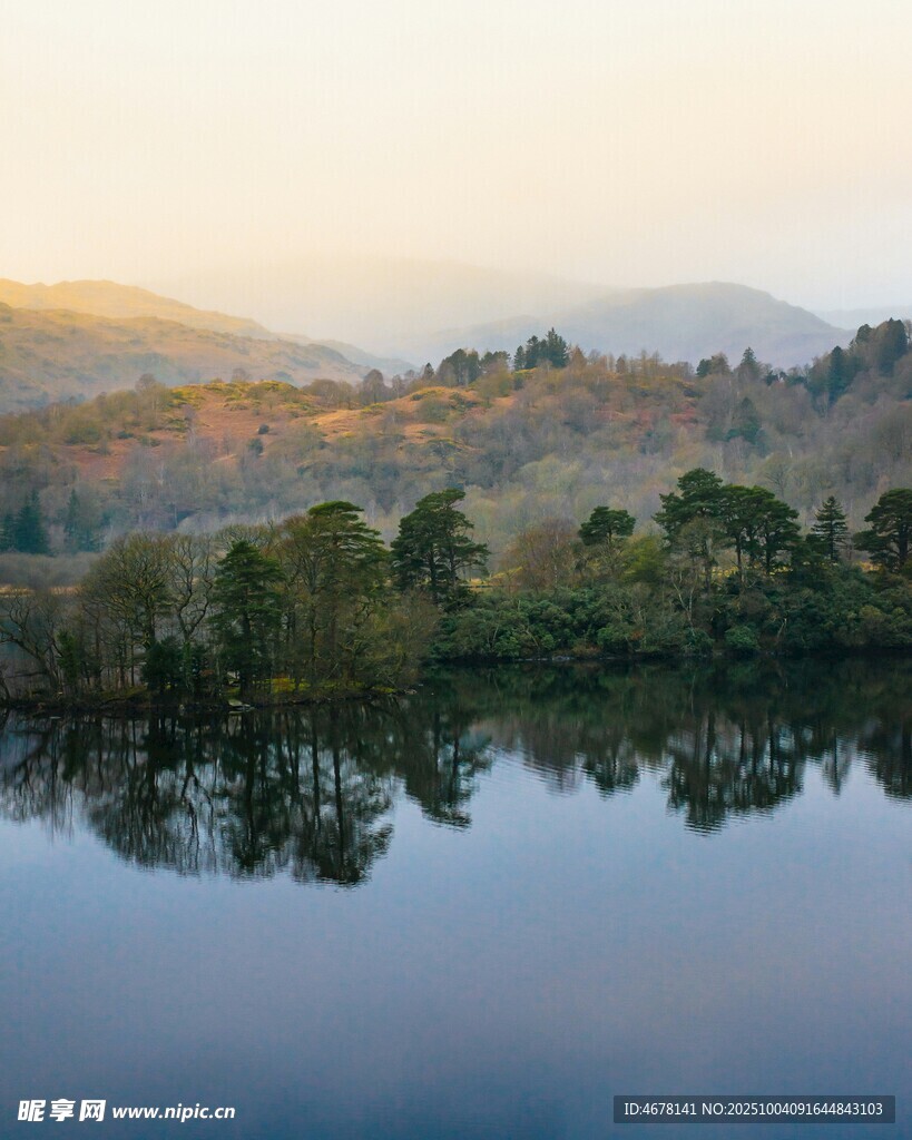 寧?kù)o湖畔山林美景