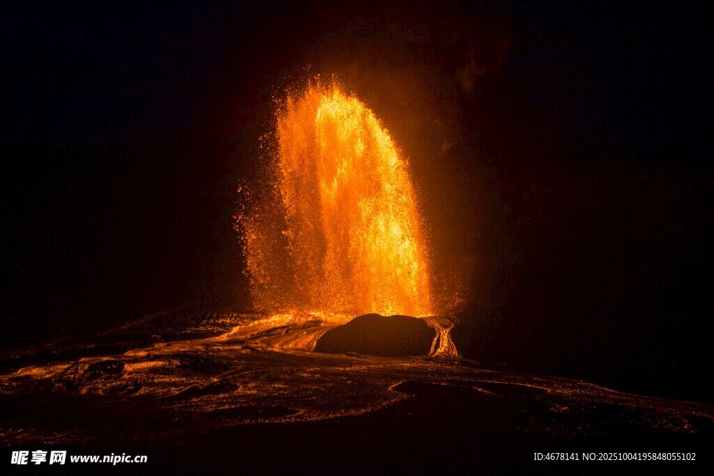 火山熔巖瀑布壯觀景象