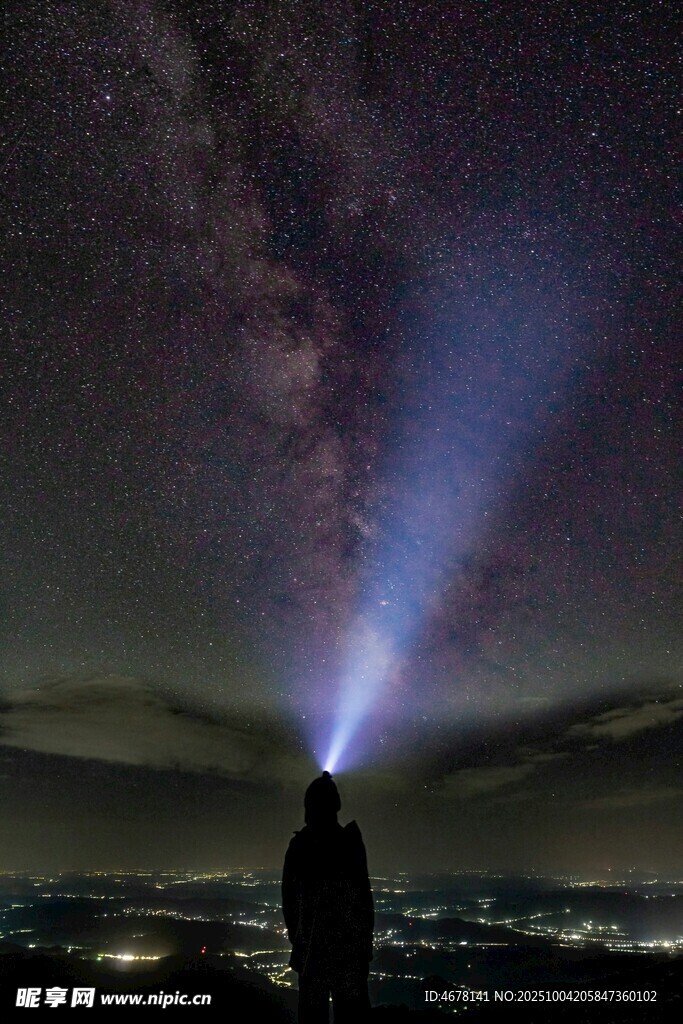 夜空中持燈人的孤獨剪影