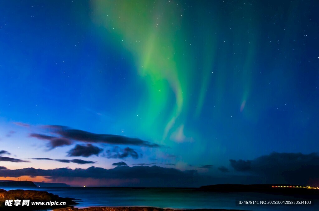 夜空中絢爛的北極光美景