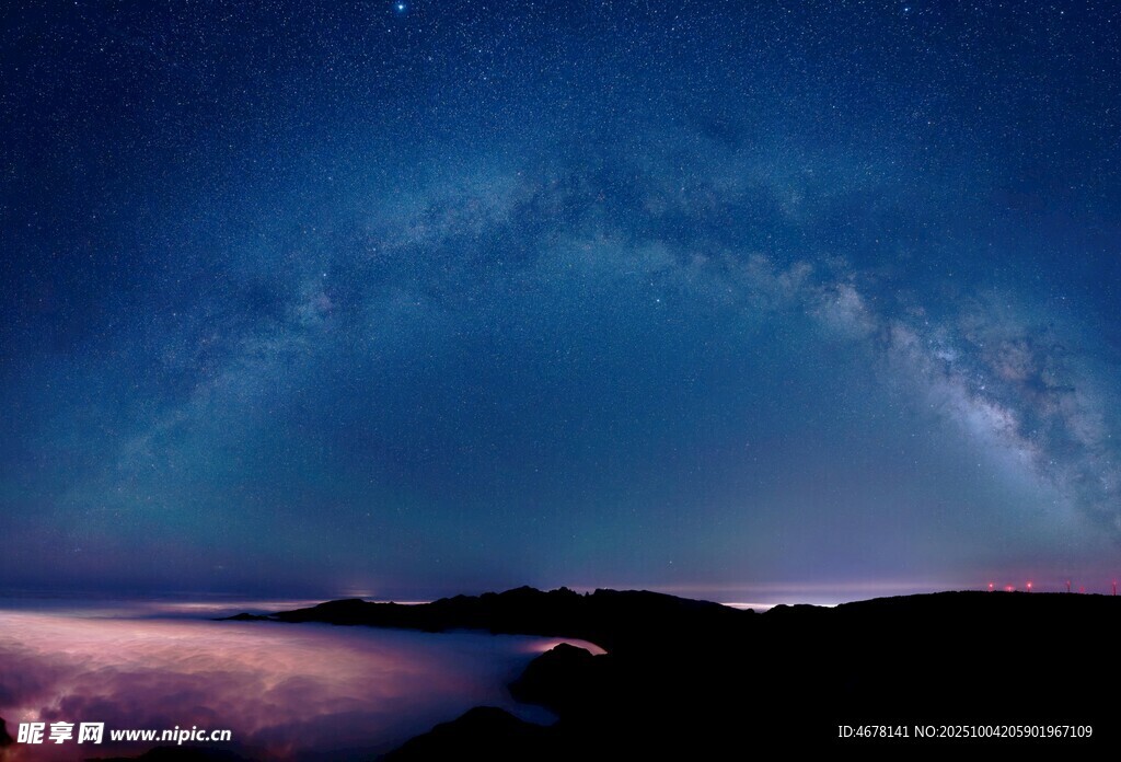 星空下的山巒美景