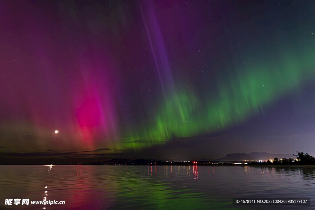 夜空中絢爛的北極光美景