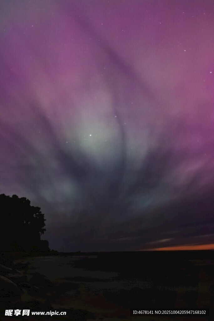 夢幻紫色夜空下的神秘景象