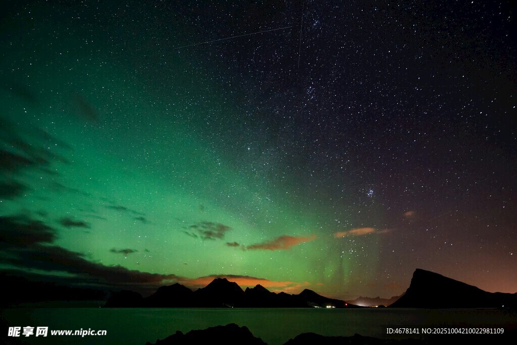 極光下的夜空與海岸美景