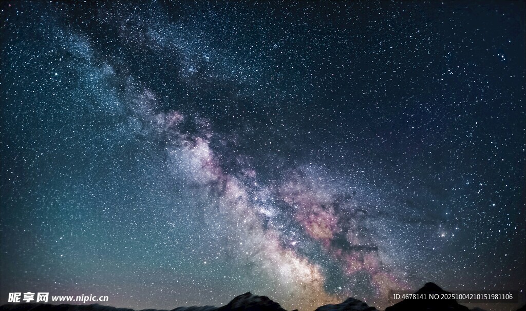 壯麗星空下的巍峨山巒