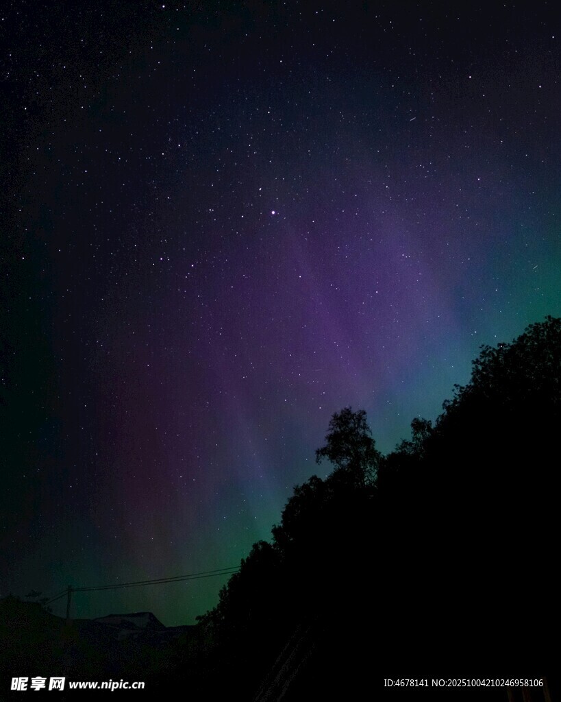 夜空下的絢麗極光與山巒