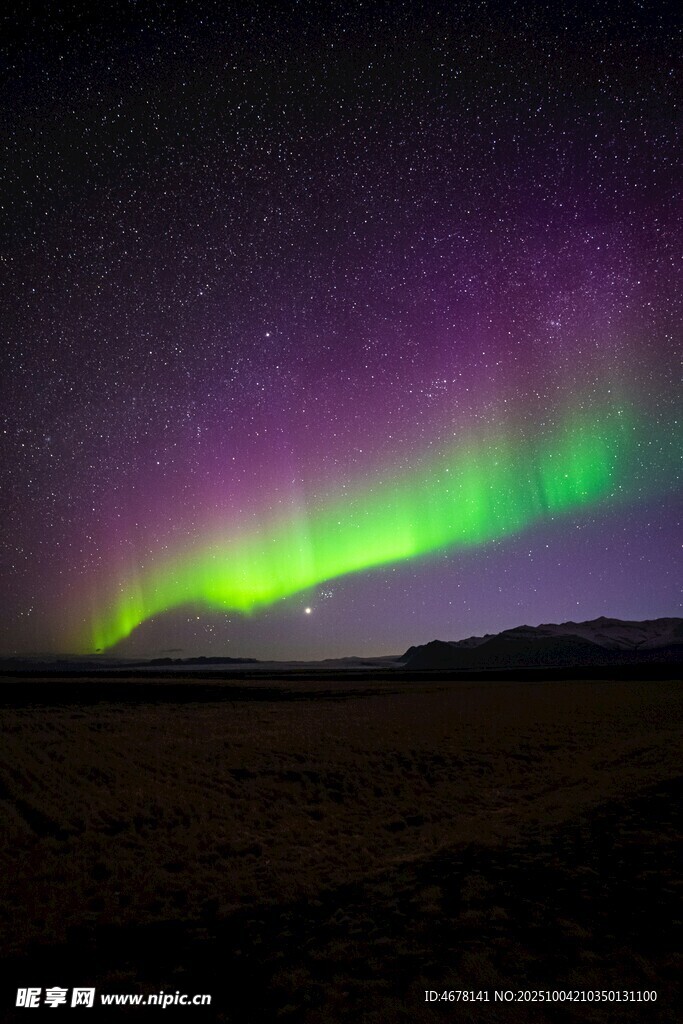 夜空中絢麗的極光美景
