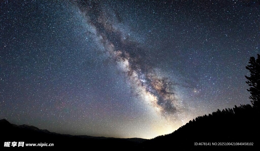 璀璨星空下的靜謐山巒