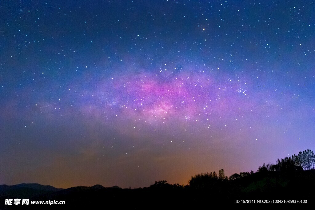 夢(mèng)幻星空下的靜謐山巒