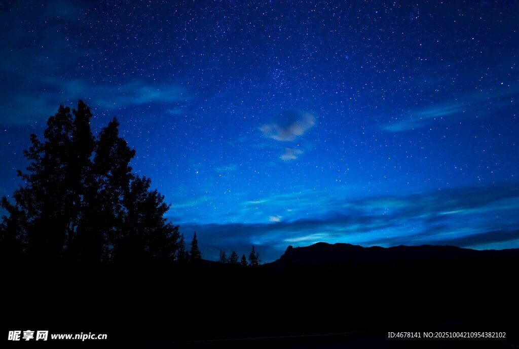 夜幕下的星空與樹(shù)木