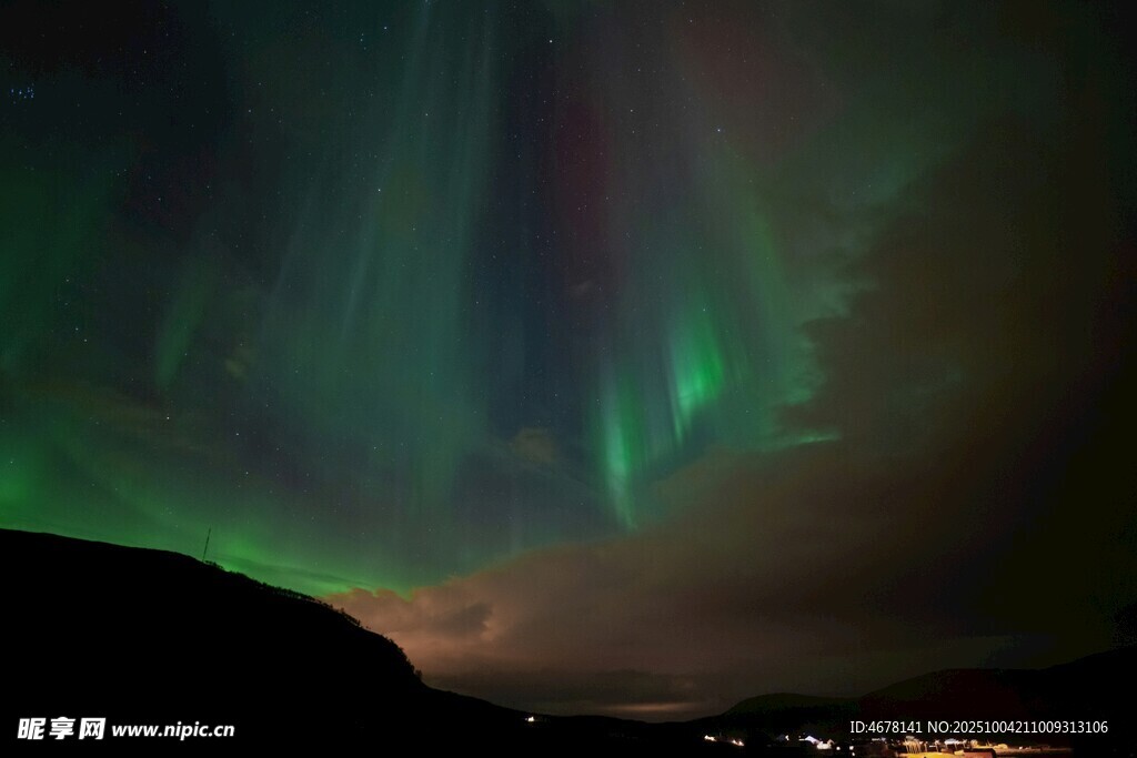 夜空中絢爛的極光美景