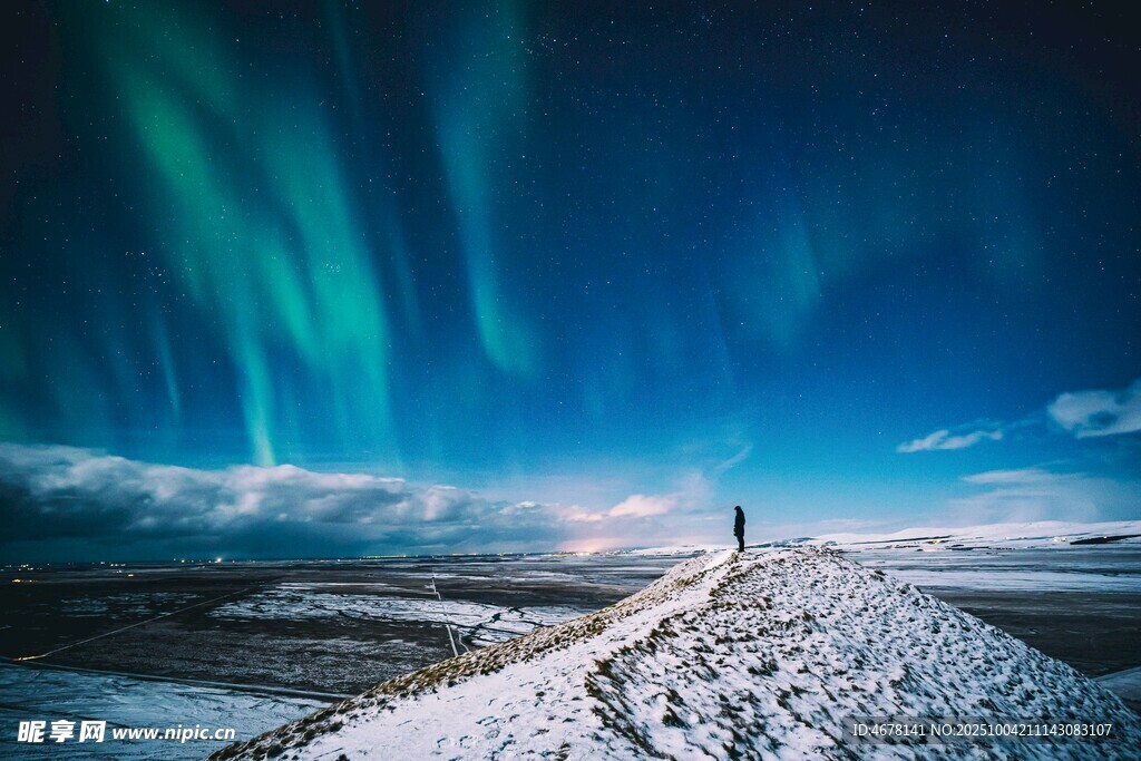 雪地中賞絢麗極光美景