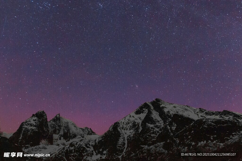 星空下的巍峨山脈