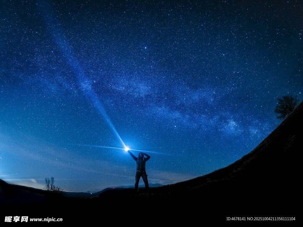 星空下的孤獨(dú)探索者