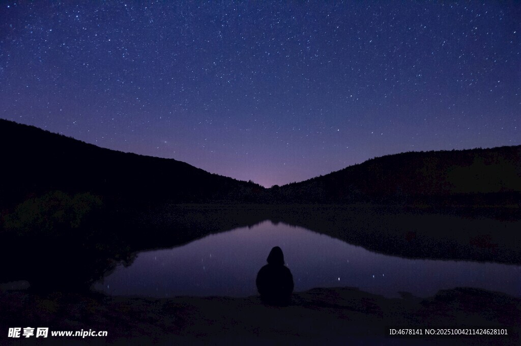 湖畔星空下的靜謐身影