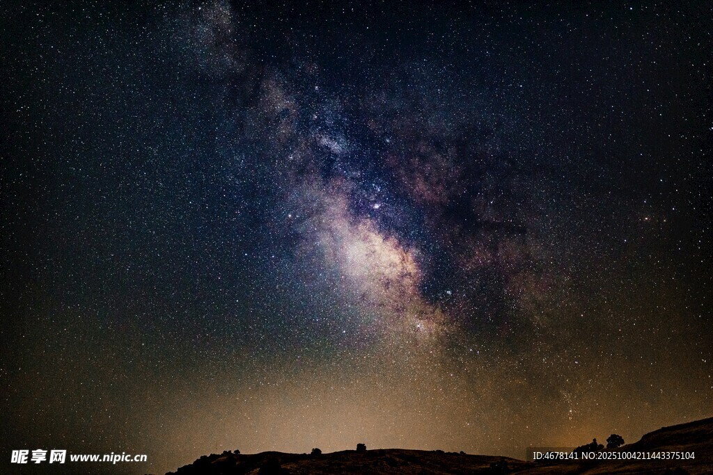 璀璨星空下的壯麗地貌