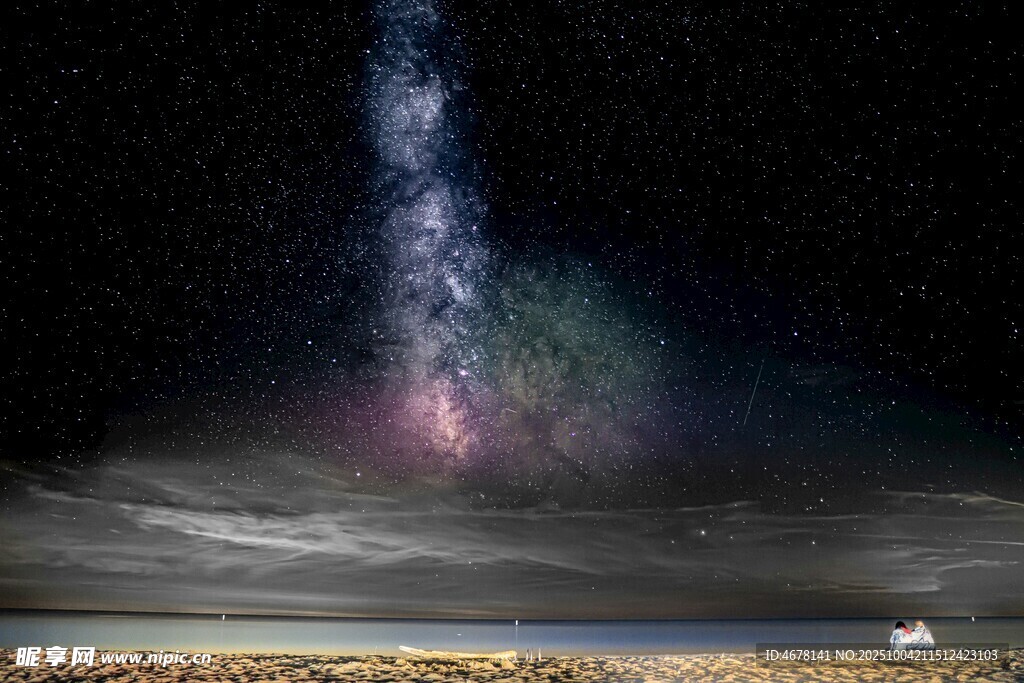 星空下的神秘光柱奇觀
