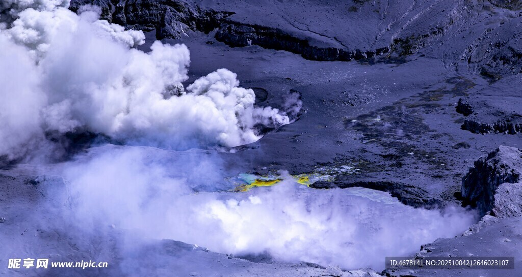 火山口蒸汽噴發(fā)景象