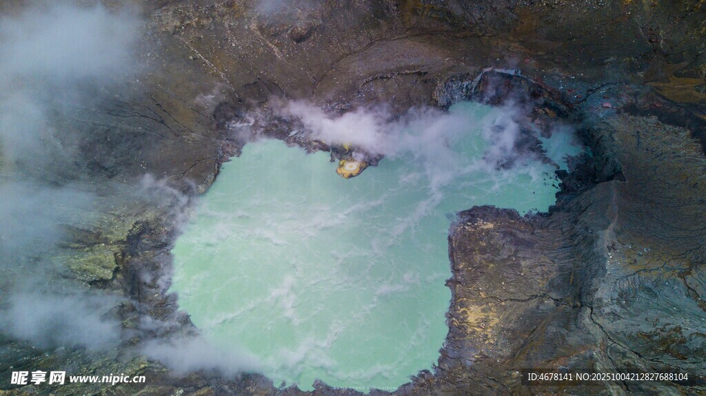 夢幻色彩的神秘火山湖