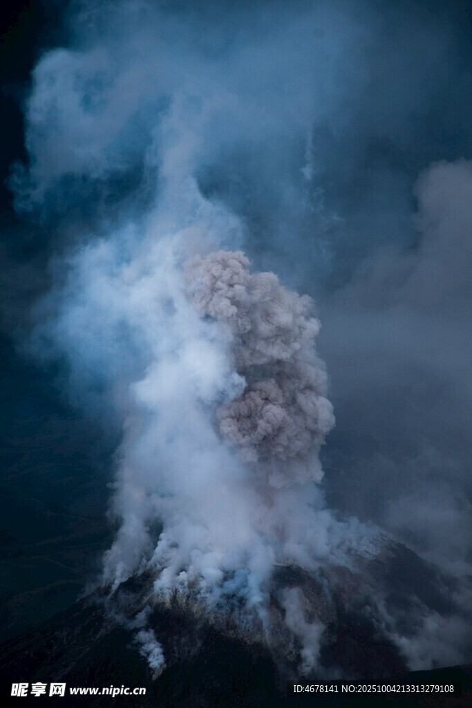火山噴發(fā)瞬間壯麗景象