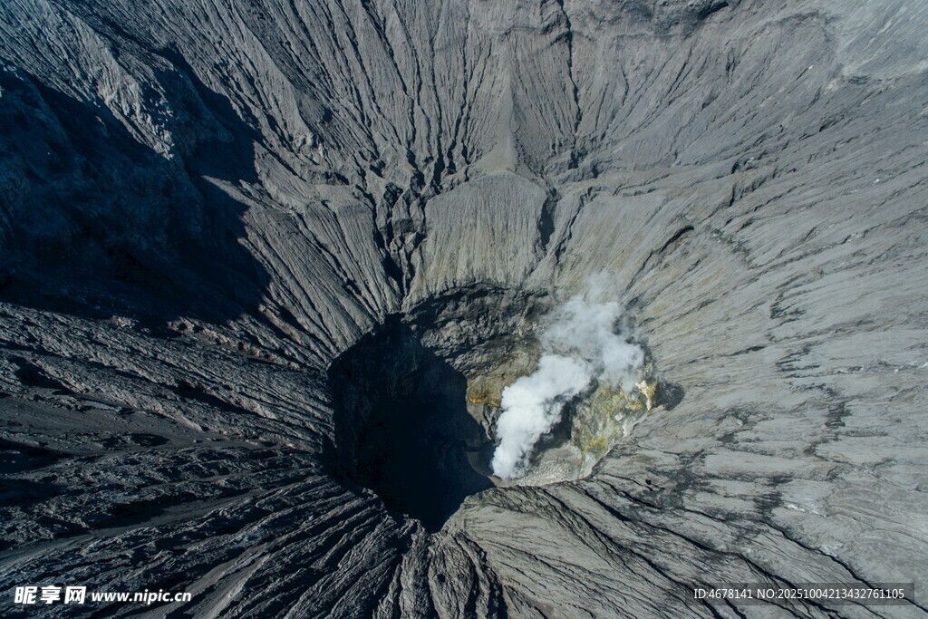 俯瞰火山口壯麗景觀
