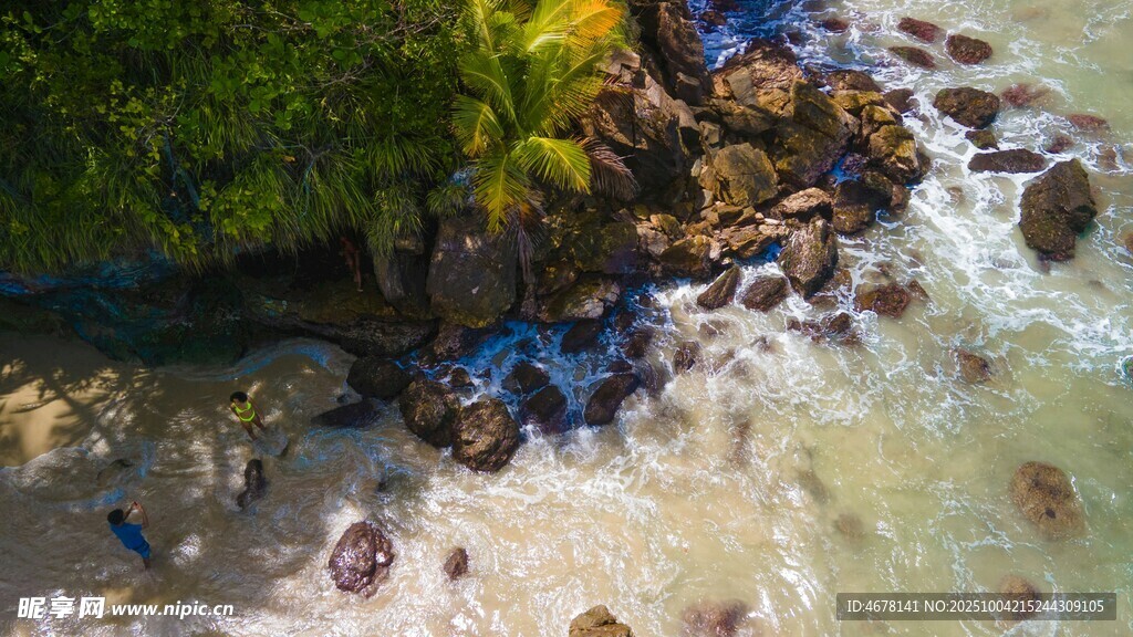 海邊礁石與清澈海水景觀
