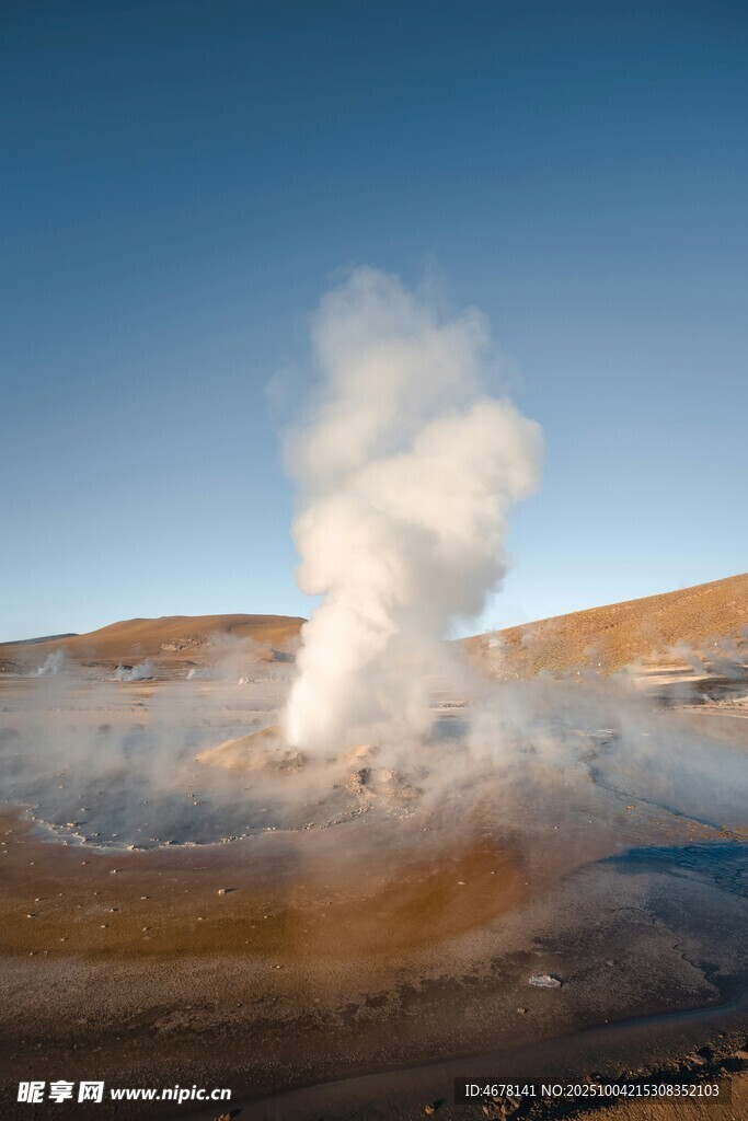 火山口蒸汽升騰景象