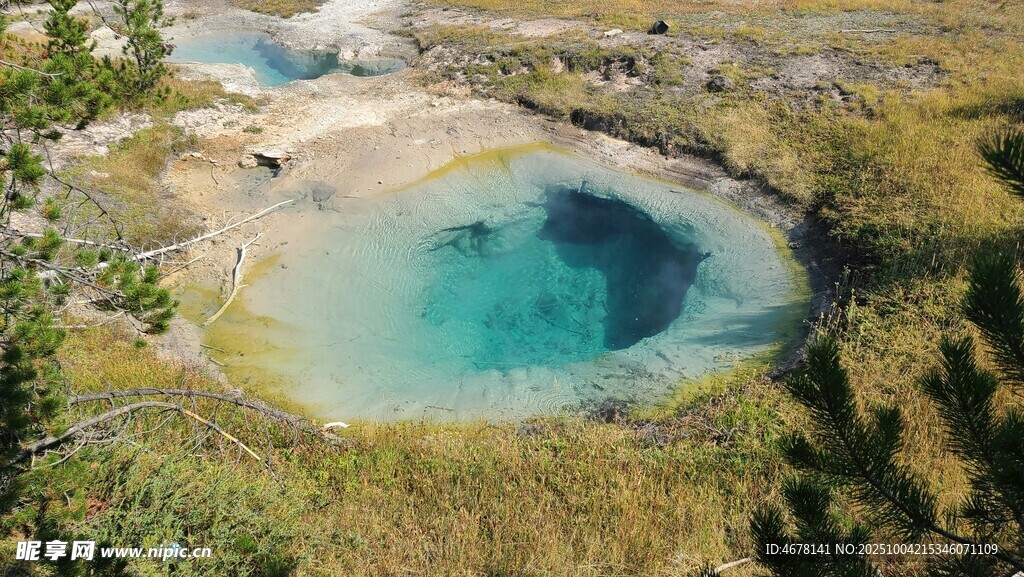 藍(lán)綠色天然水坑景觀