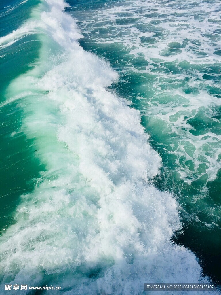 船行海面激起白色浪花