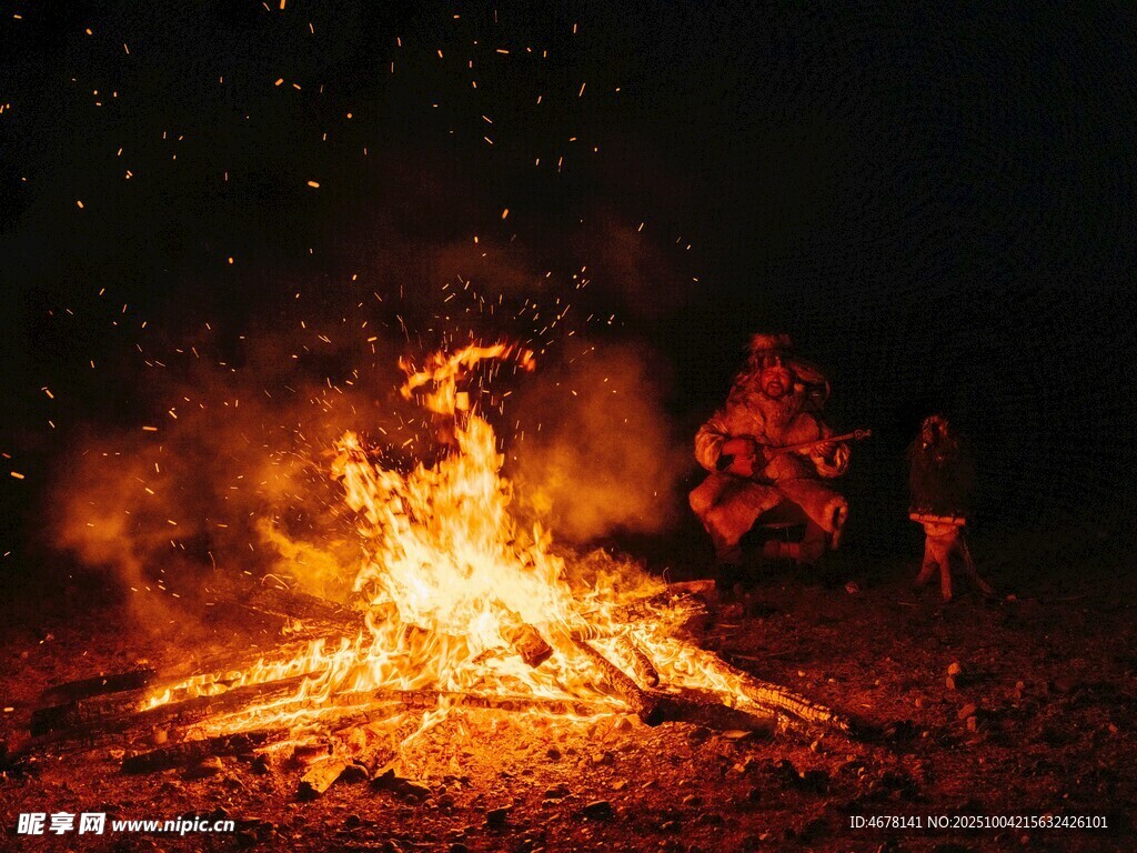 夜晚篝火旁的溫馨場(chǎng)景