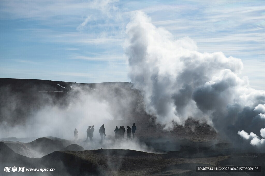 火山口旁的人群與蒸汽