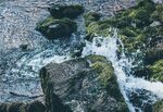 海浪拍擊覆苔礁石