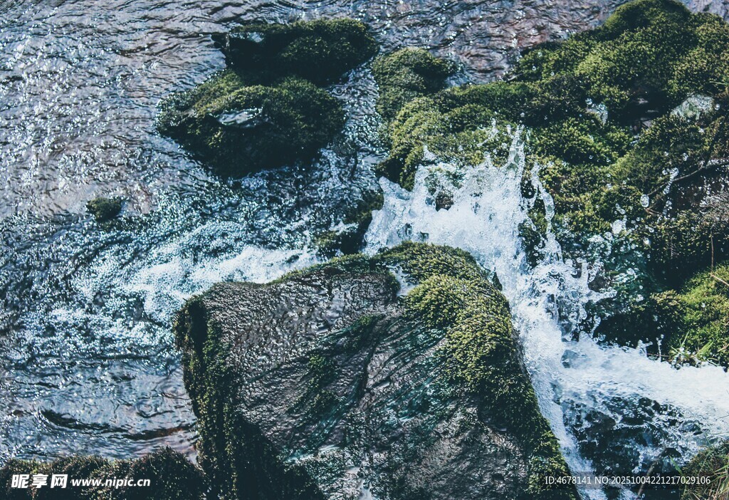 海浪拍擊覆苔礁石