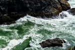 洶涌海浪拍擊礁石