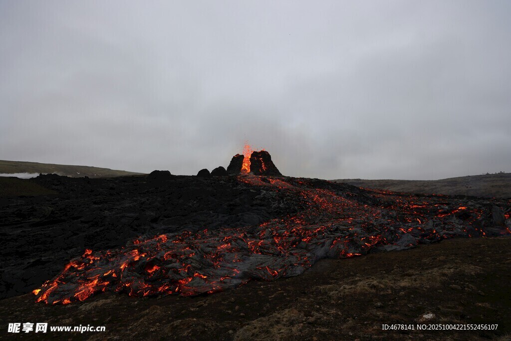 火山熔巖流淌壯觀景象