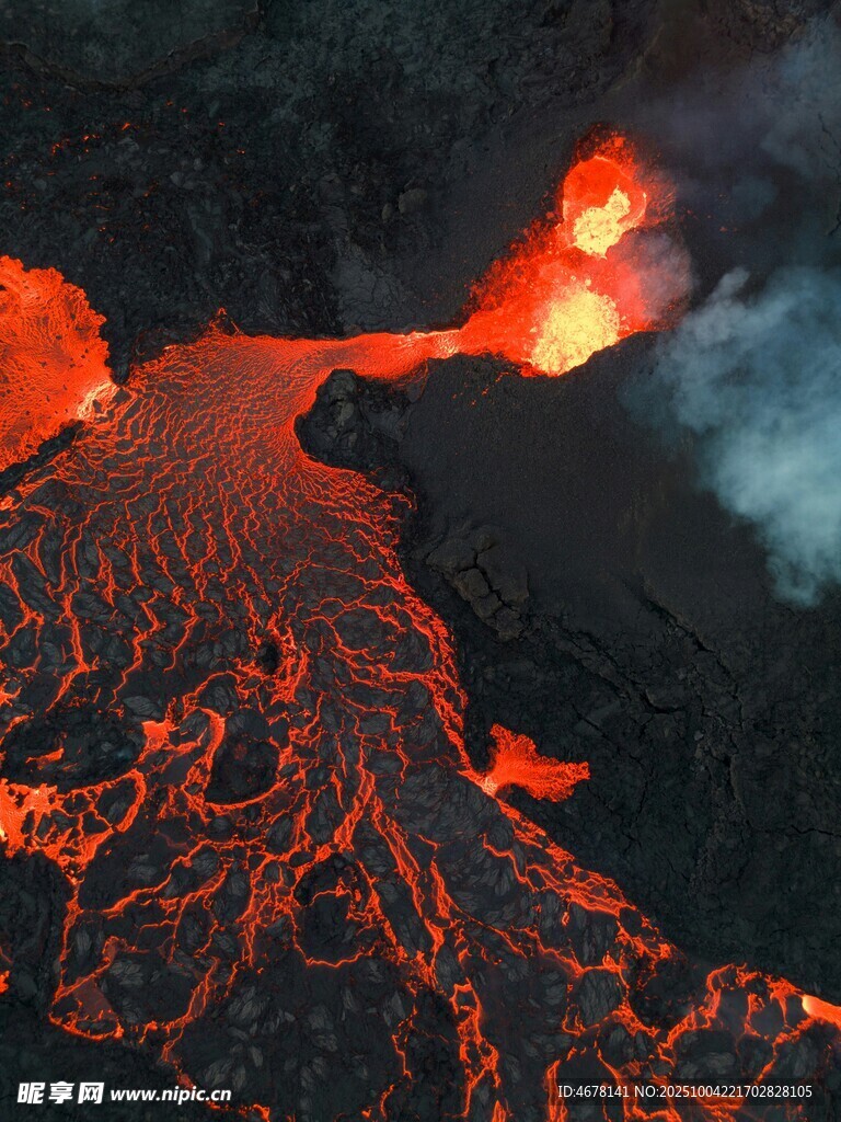 火山熔巖流淌壯觀景象