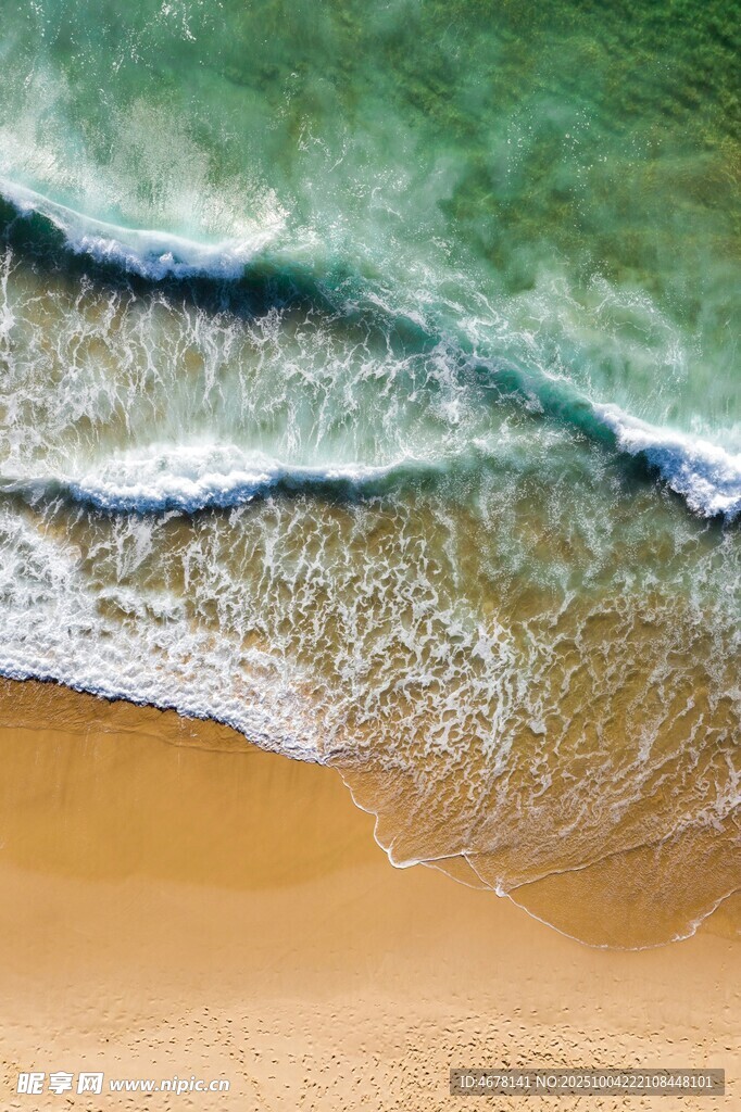 金色沙灘上的海浪美景