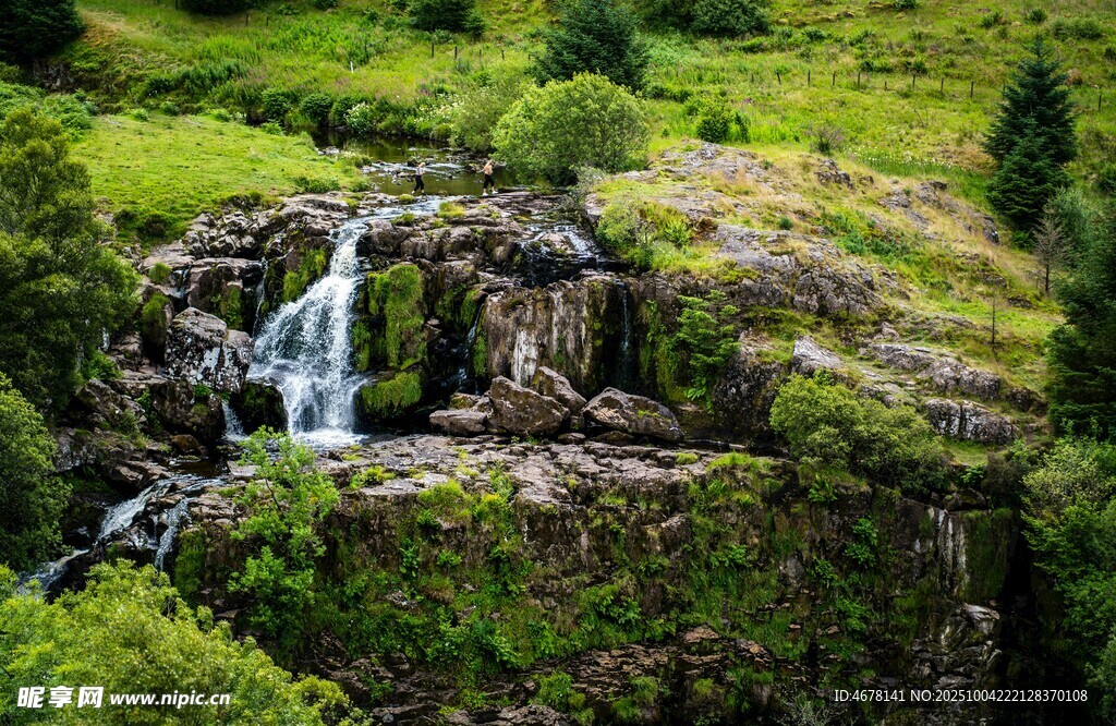 山間瀑布綠意盎然之景