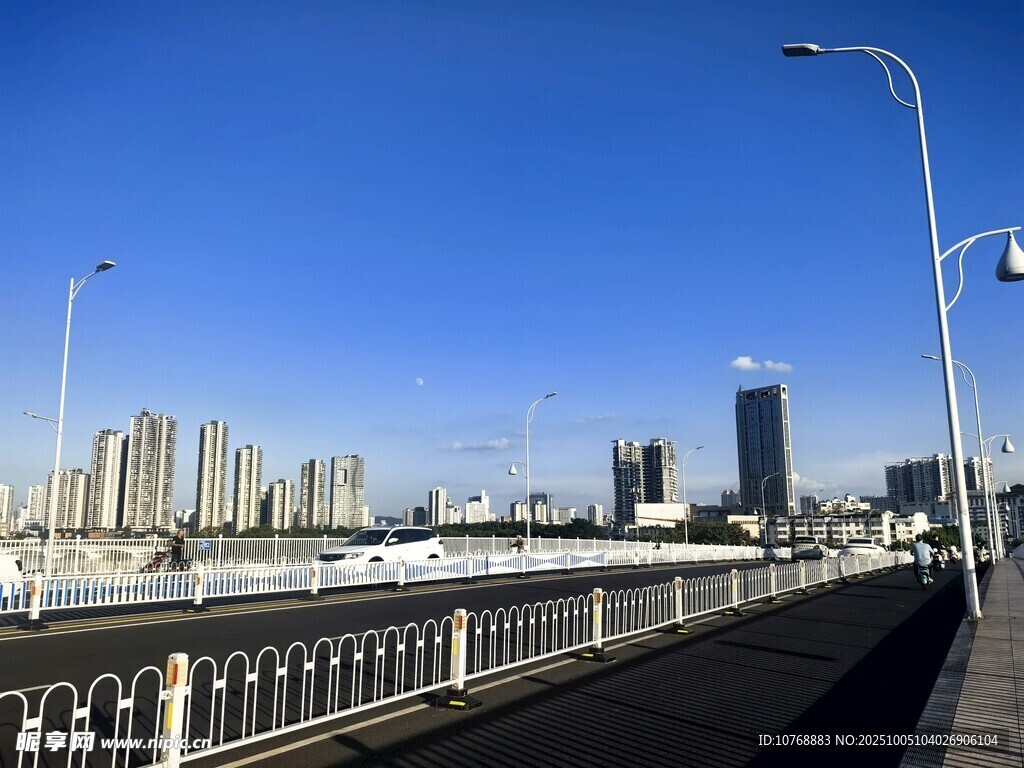 城市橋梁邊的高樓天際線