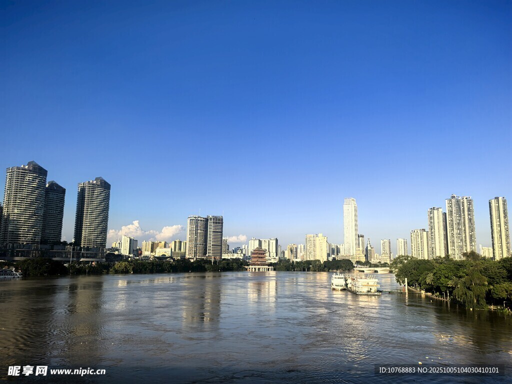 城市河畔風(fēng)光