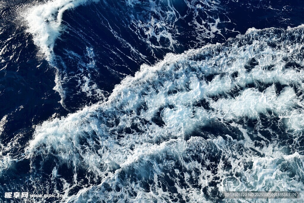 洶涌澎湃的藍色海洋